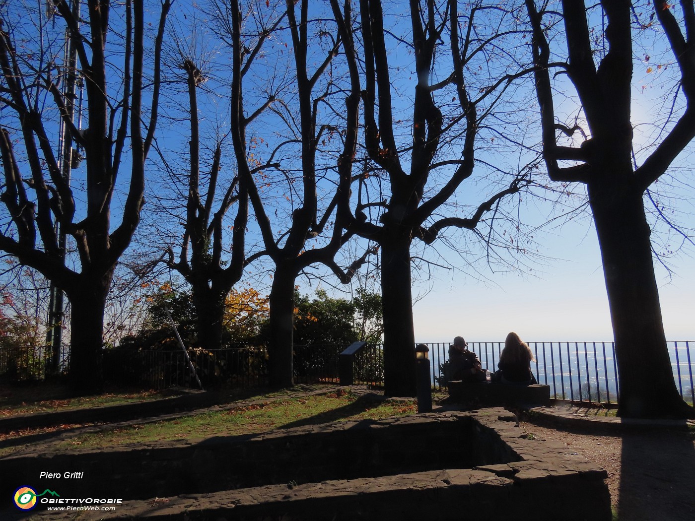 34 Al Parco del Castello di San Viglio baciato dal sole.JPG